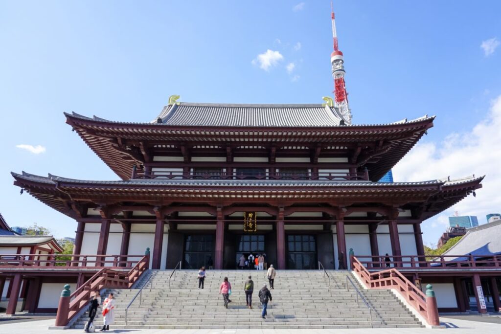 東京タワーのすぐそばにある増上寺は、徳川家ゆかりの格式ある浄土宗の寺院