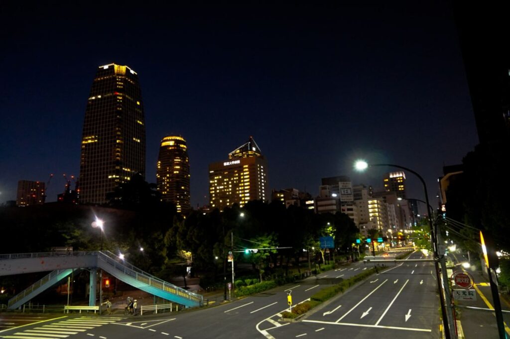 東京タワーに隣接する芝公園は、東京タワーをさまざまなアングルから撮影できる人気の夜景スポット