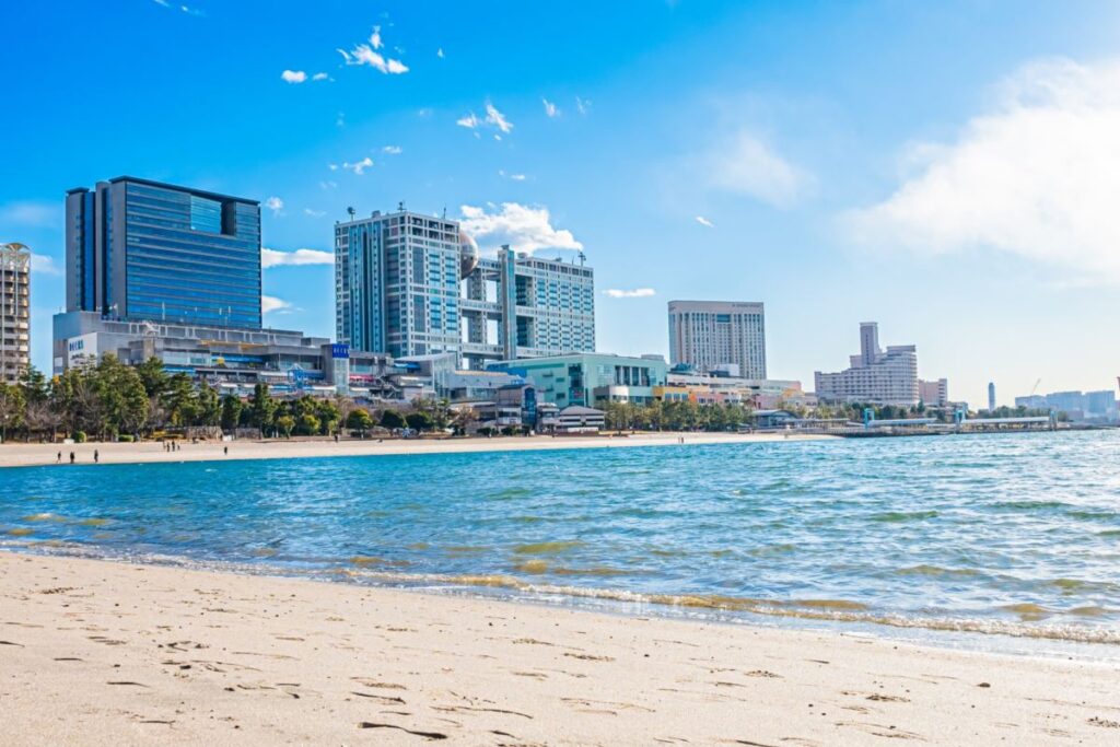 「お台場海浜公園」は、東京湾に面した砂浜が広がる公園